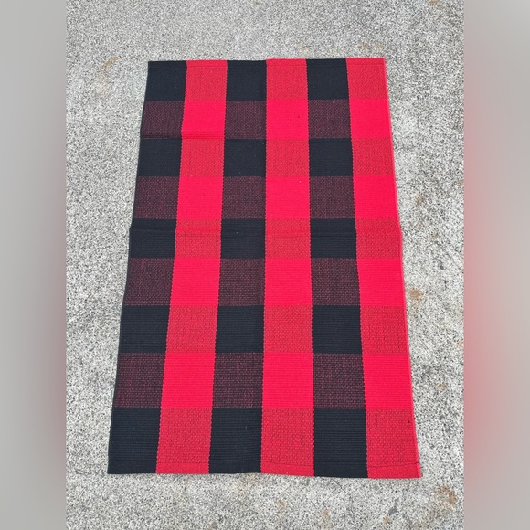 NWOT RED & BLACK THROW RUG 37x23 - Picture 1 of 3